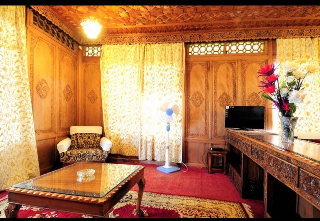 Yadgaar Houseboats Hotel Srīnagar Екстериор снимка