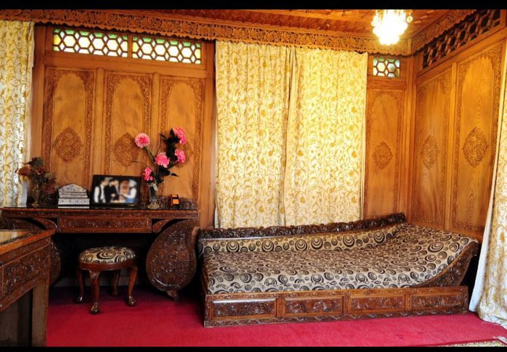 Yadgaar Houseboats Hotel Srīnagar Екстериор снимка
