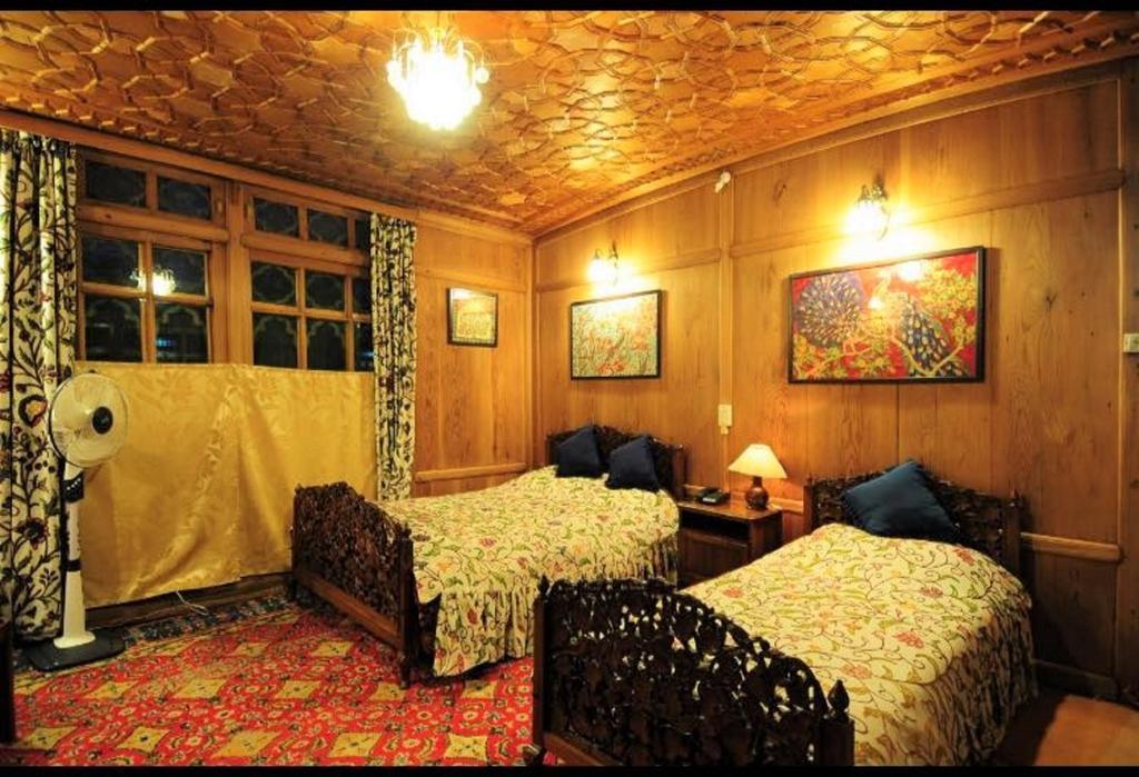 Yadgaar Houseboats Hotel Srīnagar Екстериор снимка