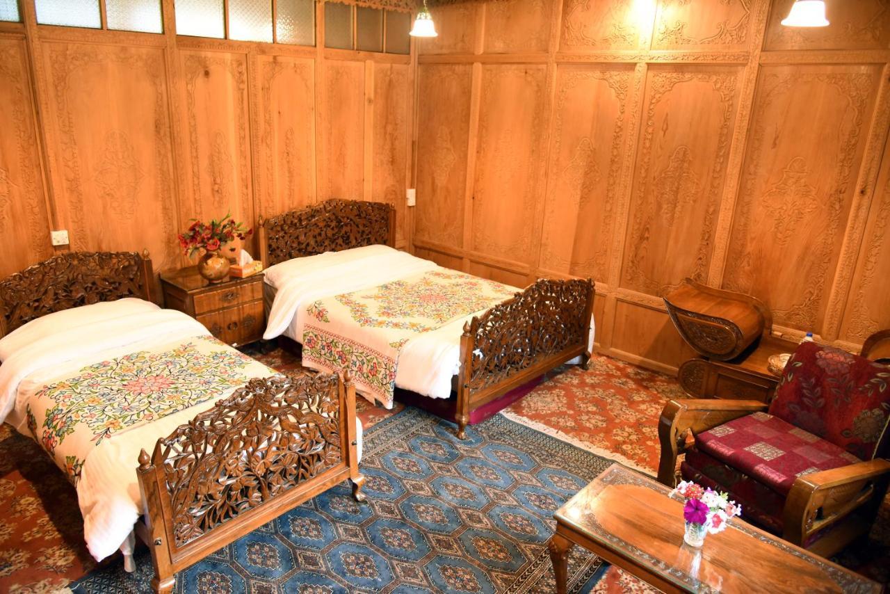 Yadgaar Houseboats Hotel Srīnagar Екстериор снимка
